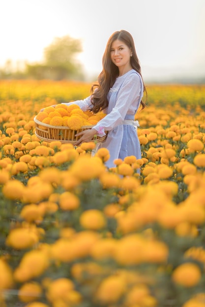 금잔화 노란 꽃과 예술가 소녀