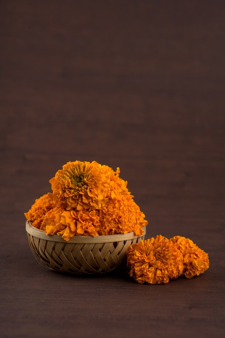 Photo marigold (zendu flowers) flowers in a bamboo basket.