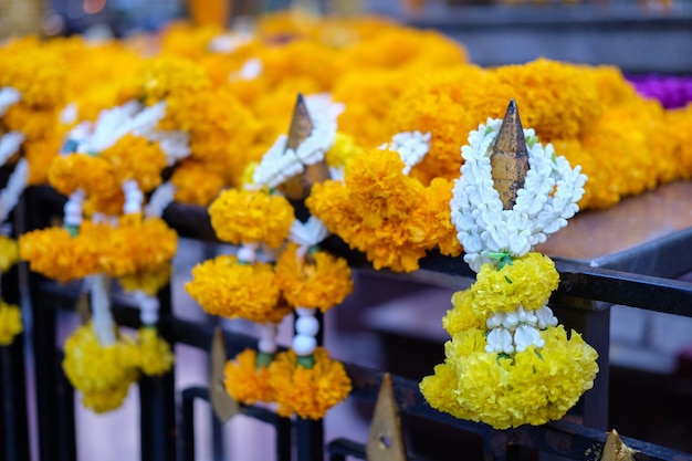 Цветки бархатцев в храме Эраван. Храм Тхао Маха Фром - индуистская святыня в Бангко
