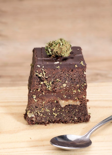 marihuana brownie op houten lepel op keukentafel