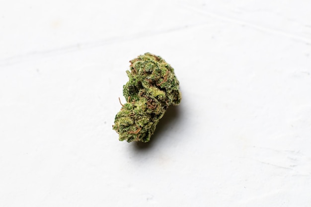 Marihuanaknop op een witte achtergrond Microdosing concept