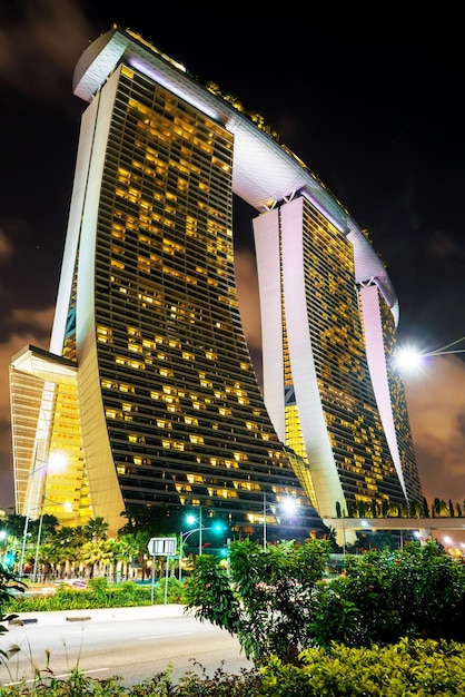 Marina Bay Sands Hotel en Casino van Downtown Core 's nachts. Stadsgezicht van luxeresort met zwembad verlicht met licht.