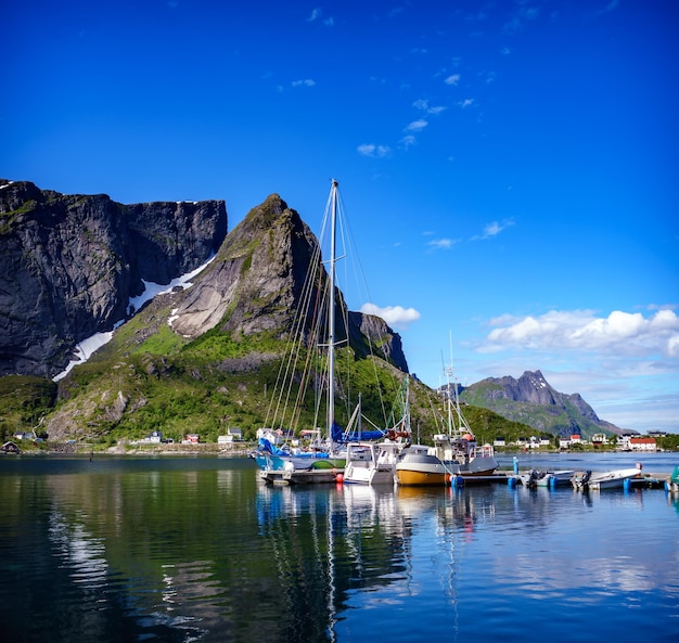 노르웨이 Nordland 카운티에 있는 마리나 보트 Lofoten 섬. 극적인 산과 봉우리, 탁 트인 바다, 보호된 만, 해변 및 사람의 손길이 닿지 않은 땅이 있는 독특한 풍경으로 유명합니다.