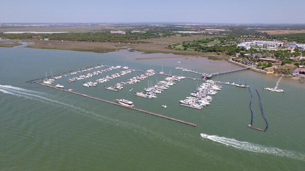 Foto marina in piena attività movimento di barche ad alta velocità accanto alla marina vista superiore