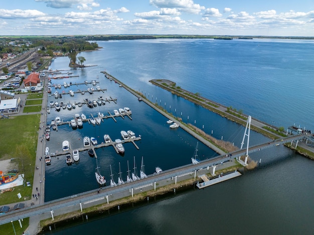 Foto marina a gizycko polonia lago niegocin drone foto aerea di barche a vela e ponti cielo blu