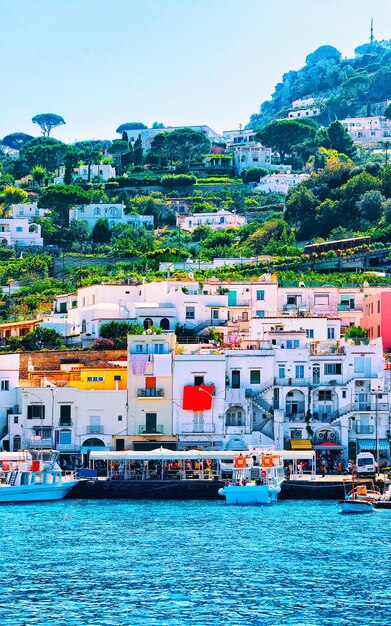 Marina Grande met boten en jachten op Capri-eiland in Napels in Italië. Landschap met zee aan de Italiaanse kust. Anacapri in Europa op de zomer. Amalfi landschap. Straatcafé en restaurants met terrassen