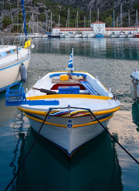 해질녘 그리스 펠로폰네소스의 그리스 스파 리조트인 메타나(Methana)에서 요트를 위한 마리나 항구