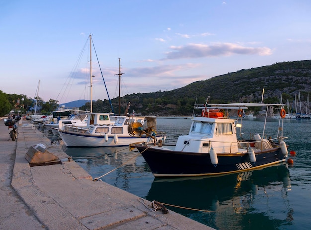 日没時にギリシャのペロポネソス半島にあるメタナのギリシャのスパリゾートにあるヨットのマリーナハーバー