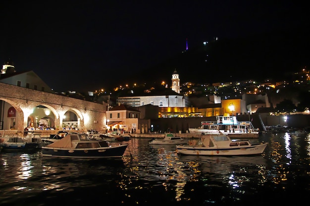 Il porticciolo di notte nella città di dubrovnik sul mare adriatico, croazia