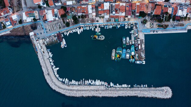 Foto un porto turistico visibile dal cielo