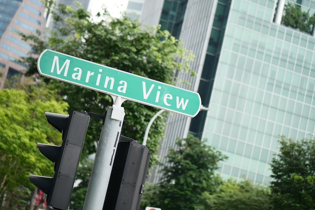 Marina weergave verkeersbord en gebouwen