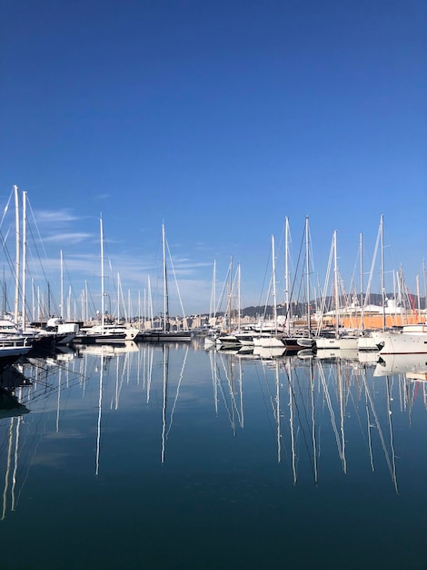 Photo a marina with many boats and a blue sky