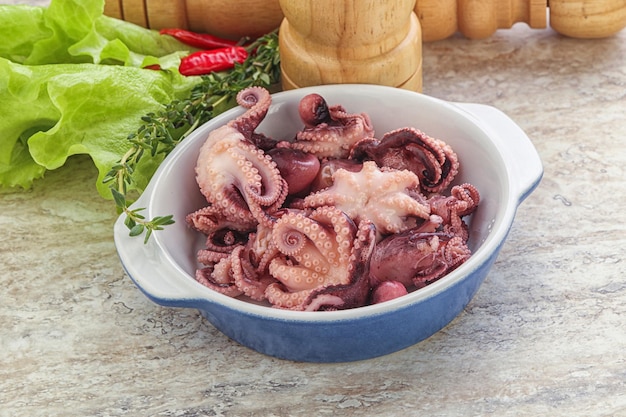 Маринованные молодые морепродукты осьминога в миске для закуски или салата