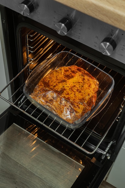 オーブンで焼くための袋に入れてマリネした鶏の胸肉家庭で健康食品を調理する