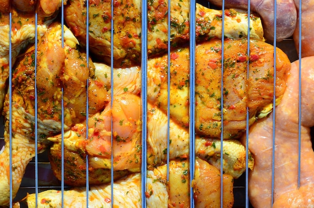 뜨거운 바베큐 숯불 필드 그릴에 절인 닭 다리