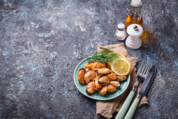 Marinated mussels with lemon and spices