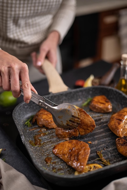 Photo marinated pieces of organic tuna steak frying on a hot grill pan