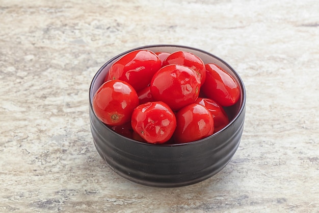 Foto vitamine marinate del pomodoro rosso marinato nella ciotola