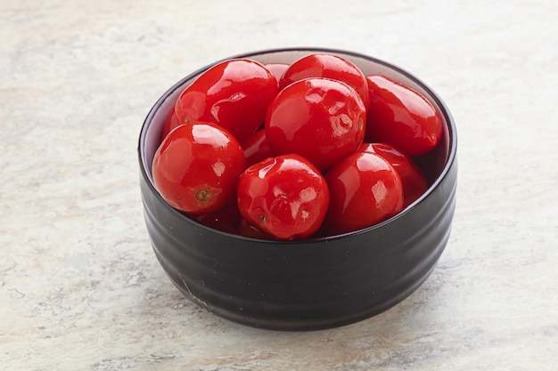 Foto vitamine sottaceto di pomodoro rosso marinato