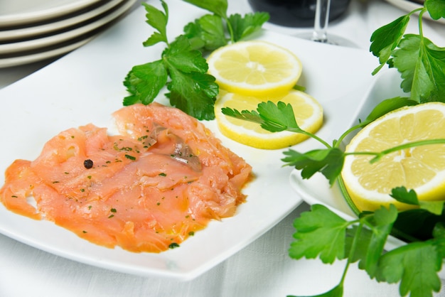 Photo marinated salmon with lemon sliced and parsley