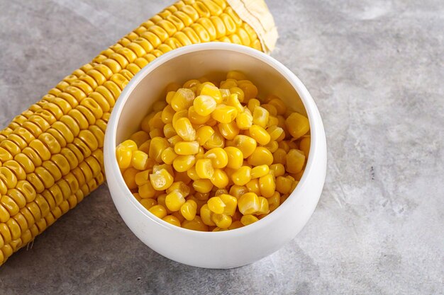 Photo marinated sweet corn in the bowl