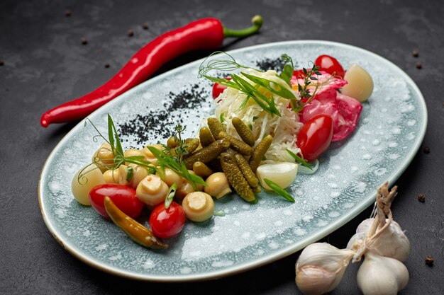 暗い背景にキノコと野菜のマリネ