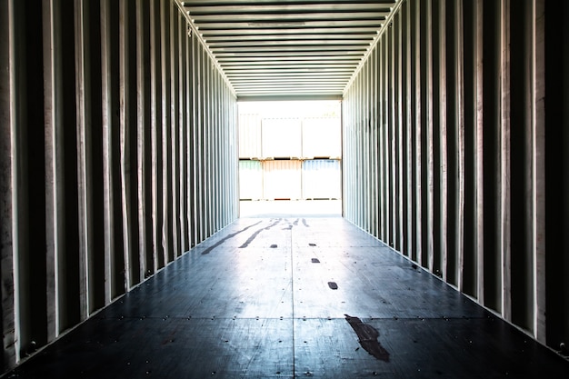 Concetto di assicurazione marittima e vettore. deposito container. contenitore di trasporto merci nel cantiere di spedizione logistico. pile di container colorati nel porto di spedizione.