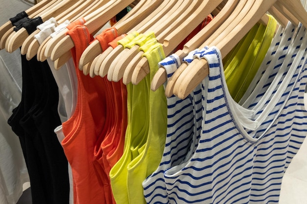 Магазин морских и цветных рубашек, специализирующийся на продаже женской одежды, с полкой модной одежды для девочек.