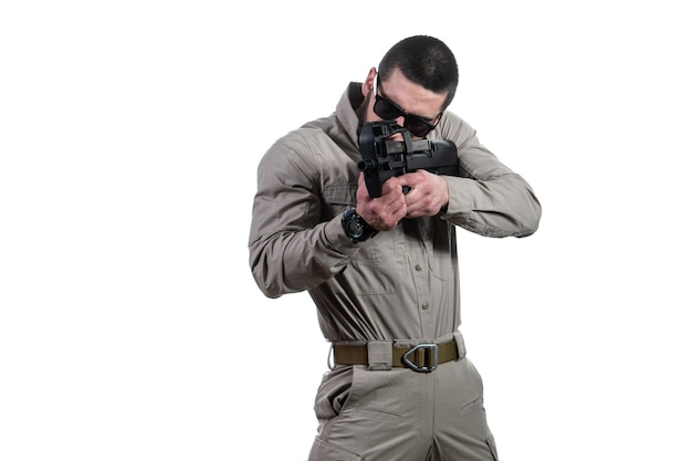 Marine Corps Special Operations moderne oorlogsvoering soldaat met vuurwapen wapen klaar voor de strijd op witte achtergrond