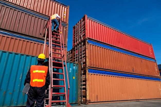 Marine en vervoerder verzekering concept. Foreman controleert het laden van containers in de verzendhaven. Zakelijk logistiek import- en exportconcept.