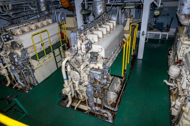 Marine motor. dieselgenerator. interieur van de machinekamer.