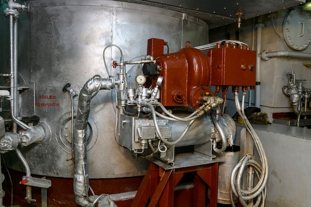 Marine motor. Dieselgenerator. Interieur van de machinekamer.