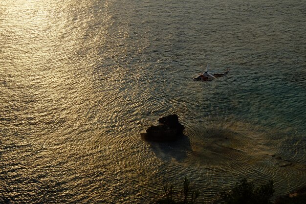 Photo marine natural scenery and helicopter