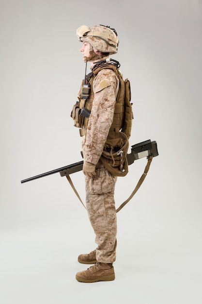 marine rifleman in gevechtsuniform, helm en kogelvrij vest