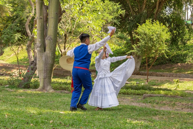Маринера Перу Традиционный перуанский танец молодые дети танцуют культурные движения традиции.