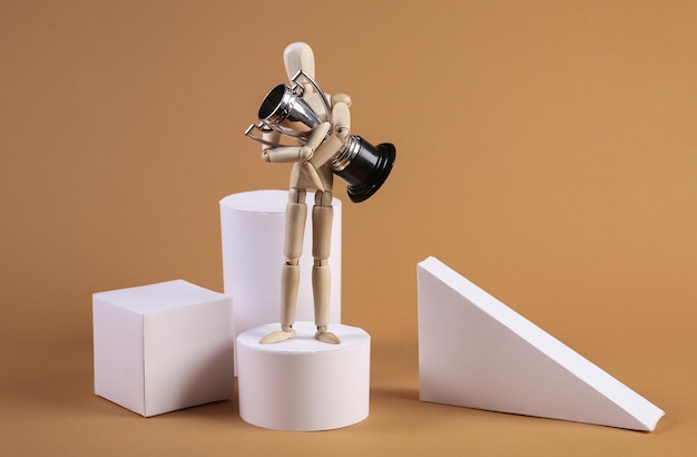 Marionet met winnaar beker en geometrische vormen op een beige achtergrond Concept art