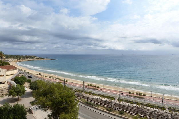 maritiem uitzicht vanaf het Balcon del Mediterraneo, uitzicht op treinsporen, Tarragona, Catalonië, Spanje