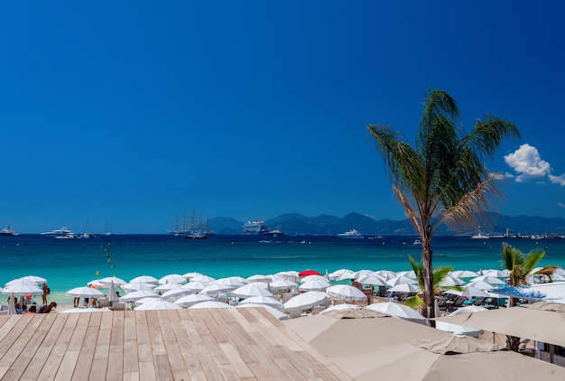 Passeggiata marittima con belle nuvole a cannes. francia