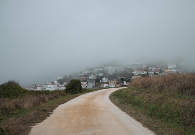 Морская деревня, пересеченная густым туманом