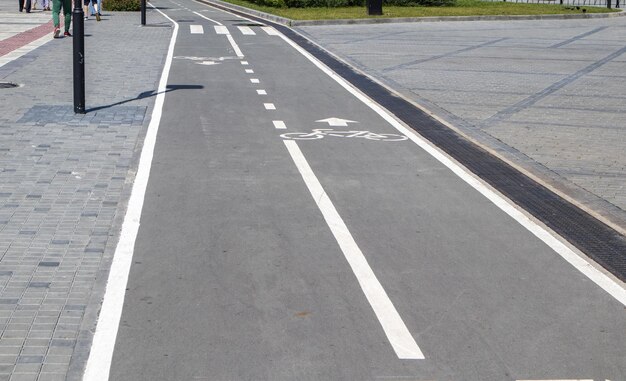 Markering van de rijbaan markering van het fietspad op het trottoir