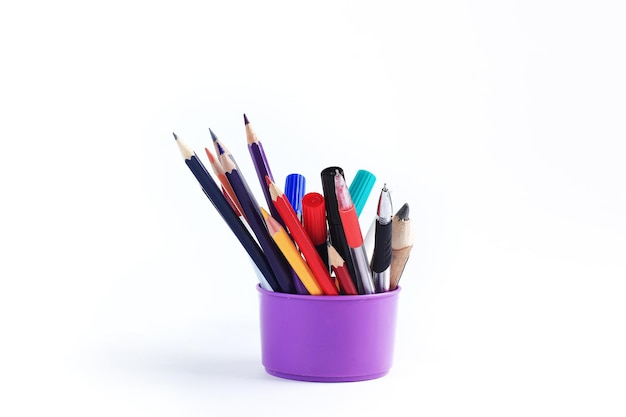 Маркеры, ручки и цветные карандаши, изолированные на белом фоне, фото с копией пространства