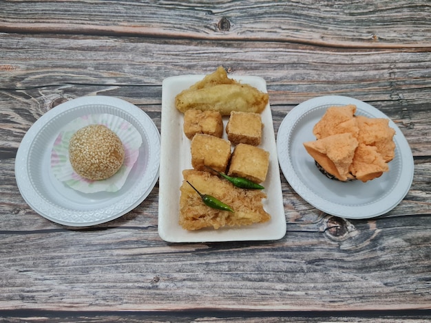 The market snacks are onde-onde, fried tofu, fried bananas and blooming sponge bread