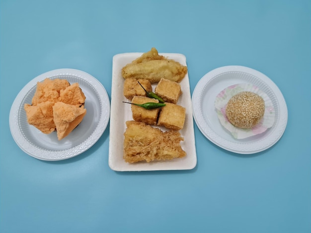 The market snacks are onde-onde, fried tofu, fried bananas and blooming sponge bread