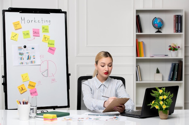 사무실에서 줄무늬 셔츠를 입고 생각하는 메모를 하는 마케팅 똑똑한 귀여운 비즈니스 여성