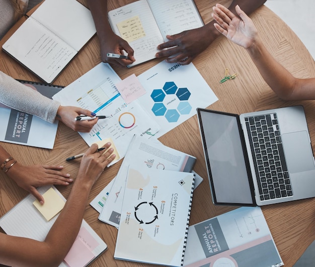 마케팅 팀워크 사람들이 분석 전략 문서를 계획하고 함께 일하는 그룹의 상위 뷰 사무실 연구 예산 협업 및 기업 경쟁 분석의 비즈니스 보고서