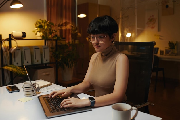 Marketingmanager werkt op een laptop.