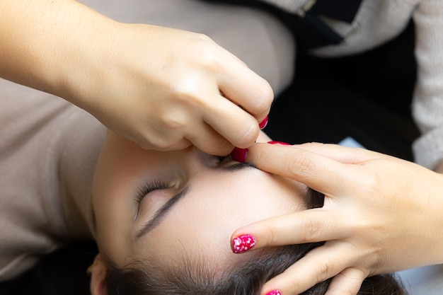 Marking of the sketch before the procedure of permanent tattooing of eyelashes