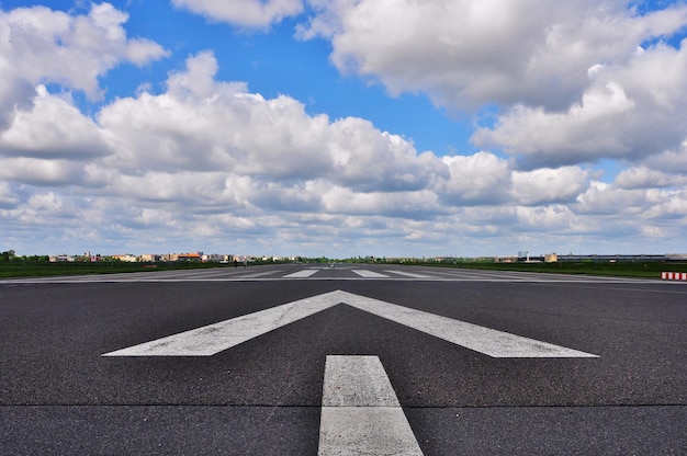 Foto marchi sulla pista dell'aeroporto contro un cielo nuvoloso