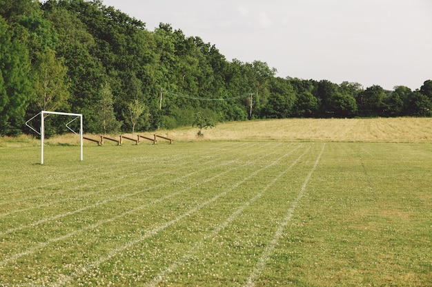 Foto marchi sul campo di gioco contro il cielo