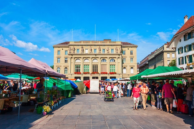 Markt bij Kantonalbankgebaude bank Bern